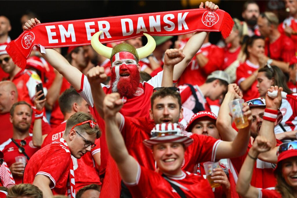 Fans von Dänemark feuern vor dem EM-Spiel gegen Serbien ihre Mannschaft an.