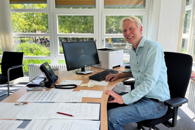 Ulrich Wessel am Schreibtisch