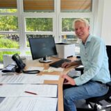 Ulrich Wessel am Schreibtisch