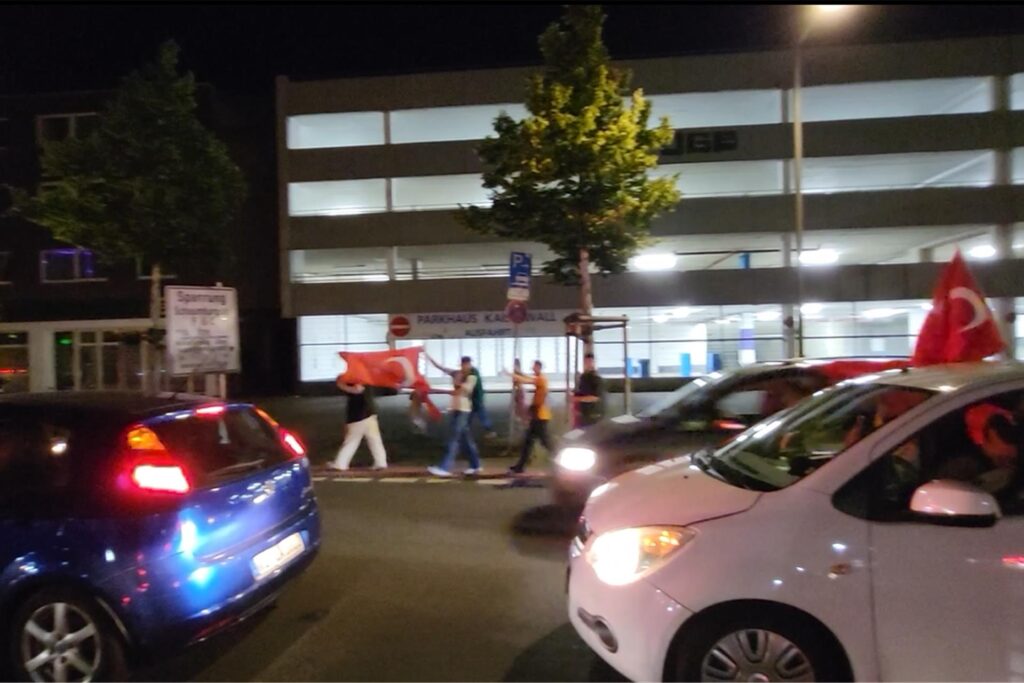 Türkische Fans feiern am Wall in Recklinghausen Türkische Fans feiern am Wall in Recklinghausen