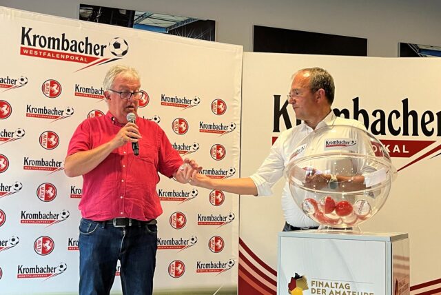 Ein Fotograf vor dem Westfalenpokal.