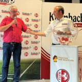 Ein Fotograf vor dem Westfalenpokal.