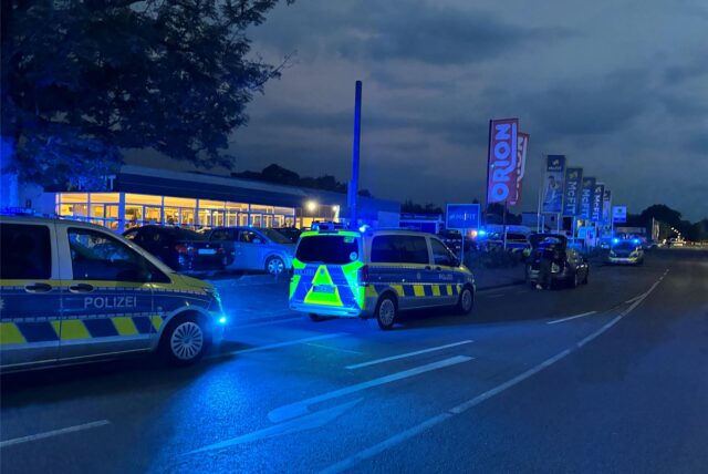Die Polizei steht auf der Straße.