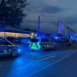 Die Polizei steht auf der Straße.