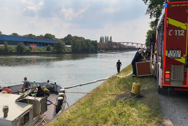 Das Binnenschiff hatte Hunderte Tonnen Getreide geladen. In Bladenhorst havarierte es: Ein Leck im Bug brachte es stark in Schieflage. Die Feuerwehr pumpte dagegen an.