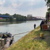 Das Binnenschiff hatte Hunderte Tonnen Getreide geladen. In Bladenhorst havarierte es: Ein Leck im Bug brachte es stark in Schieflage. Die Feuerwehr pumpte dagegen an.