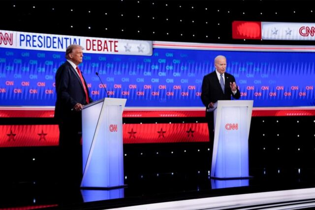 US-Präsident Joe Biden (r) und der ehemalige US-Präsident Donald Trump stehen in einer von CNN veranstalteten Präsidentschaftsdebatte auf der Bühne.