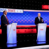 US-Präsident Joe Biden (r) und der ehemalige US-Präsident Donald Trump stehen in einer von CNN veranstalteten Präsidentschaftsdebatte auf der Bühne.