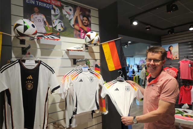 Sportgeschäft Intersport Just mit Inhaber Arno Just vor Fußballartikeln.