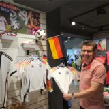 Sportgeschäft Intersport Just mit Inhaber Arno Just vor Fußballartikeln.