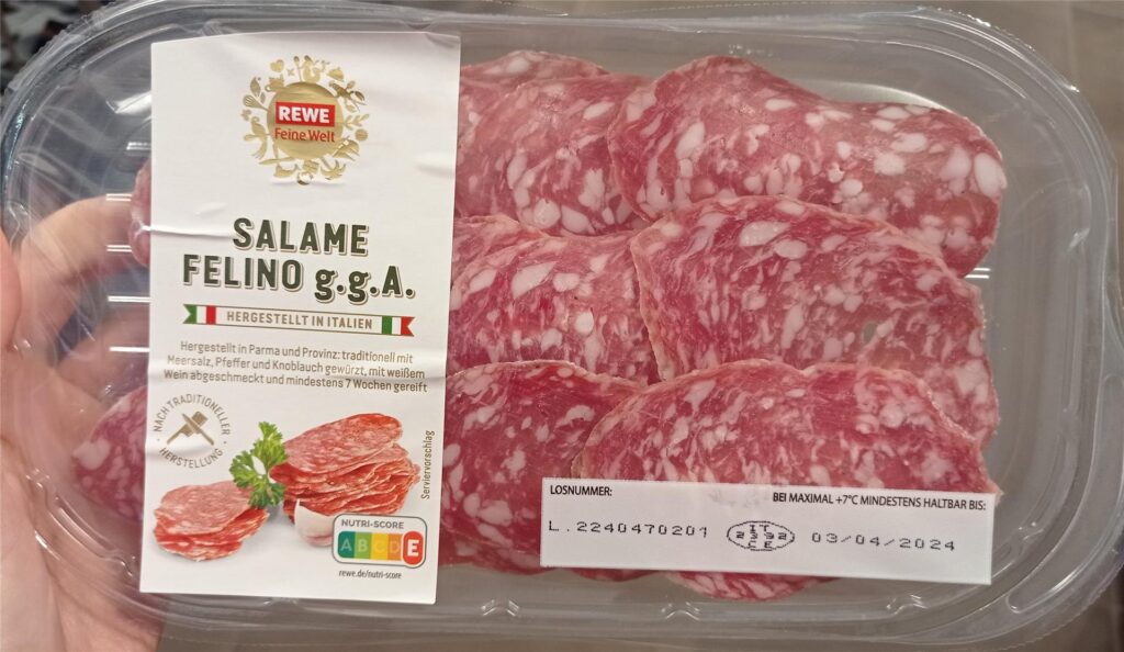 Eine Verpackung der Salami von Rewe, die von einer Rückrufaktion betroffen ist. Eine Verpackung der Salami von Rewe, die von einer Rückrufaktion betroffen ist.