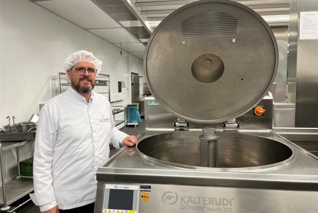 Christoph Kleinhans steht neben einem „Kälterudi“.