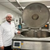 Christoph Kleinhans steht neben einem „Kälterudi“.
