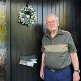 Mann vor Haustür