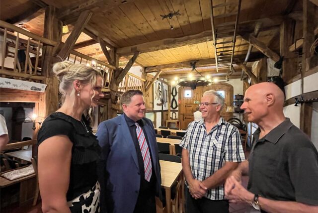 Reinhold Wieschus und Alfred Korte führten Bürgermeister Andreas Stegemann und die Leiterin des Standesamtes, Kathrin Uhlenbrock, durch das neue Standesamt.