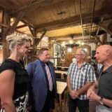 Reinhold Wieschus und Alfred Korte führten Bürgermeister Andreas Stegemann und die Leiterin des Standesamtes, Kathrin Uhlenbrock, durch das neue Standesamt.
