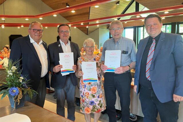 Preisträger des Heimatpreises mit Hovenjürgen und Stegemann im Rathaus
