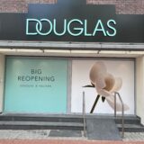 Fassade des Gebäudes der Douglas-Filiale