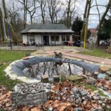 Ahmet Gül steht mit einem Minigolfschläger in der Hand auf seiner selbst renovierten Minigolfanlage in Castrop-Rauxel.