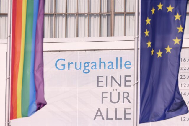 Regenbogenflaggen und Flaggen der Europäischen Union sind vor der Grugahalle in Essen, wo am Wochenende die AfD ihr Parteitag abhalten wird, gehisst