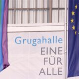 Regenbogenflaggen und Flaggen der Europäischen Union sind vor der Grugahalle in Essen, wo am Wochenende die AfD ihr Parteitag abhalten wird, gehisst