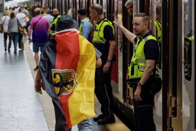 Mit Bus und Bahn zu den Spielen der EM. So kommt man am Samstag von Castrop-Rauxel nach Dortmund.