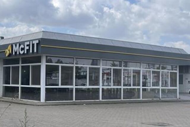 Blick auf das McFit-Fitnessstudio in der Dortmunder Nordstadt, an dem es am Donnerstag eien Schießerei gegeben hatte.