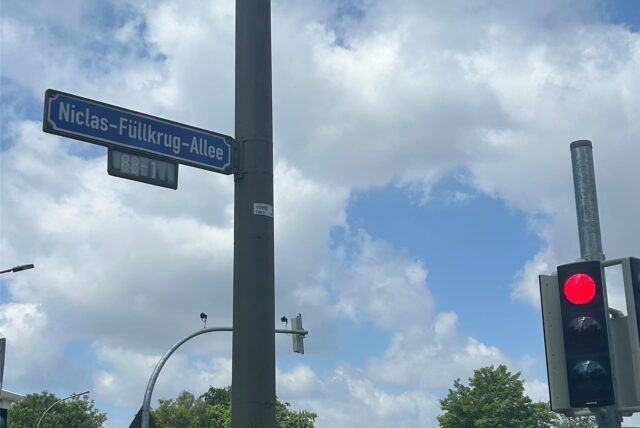 Straßenschild mit dem „neuen“ Straßennamen: Niclas-Füllkrug-Allee.