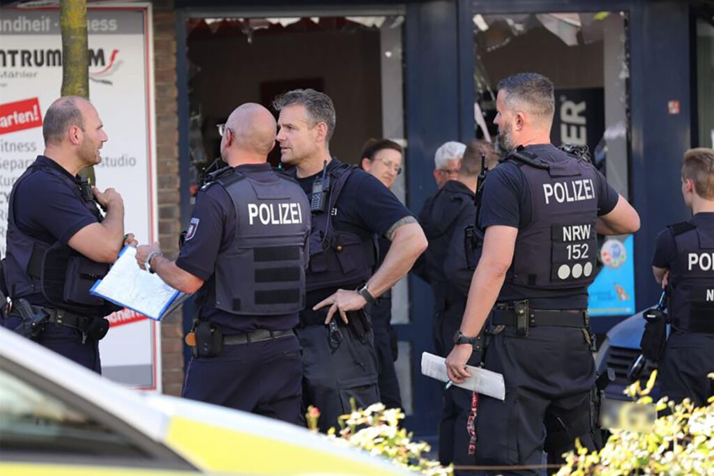 Einsatzkräfte der Feuerwehr und Polizei suchen in der Innenstadt von Solingen nach der Ursache für ein lautes Knallgeräusch und eine Rauchwolke. Einsatzkräfte der Feuerwehr und Polizei suchen in der Innenstadt von Solingen nach der Ursache für ein lautes Knallgeräusch und eine Rauchwolke.