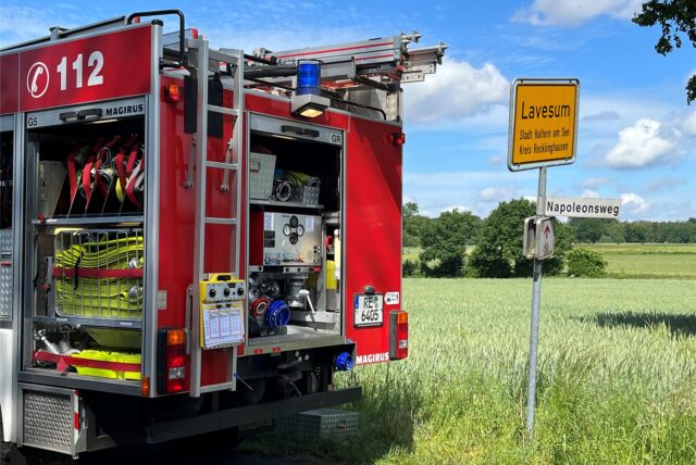 Feuerwehrwagen am Ortsschild Lavesum