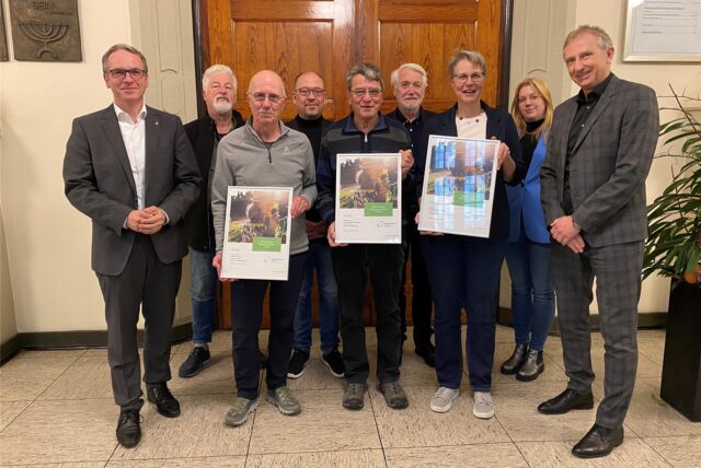 Eine Menschengruppe steht im Rathaus Datteln.