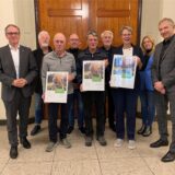 Eine Menschengruppe steht im Rathaus Datteln.