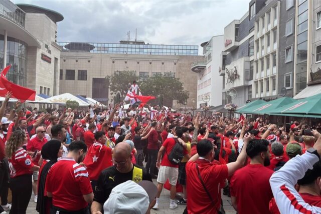 Viele Fans der Türkei auf dem alten Markt während des Spiels der EM gegen Georgien.