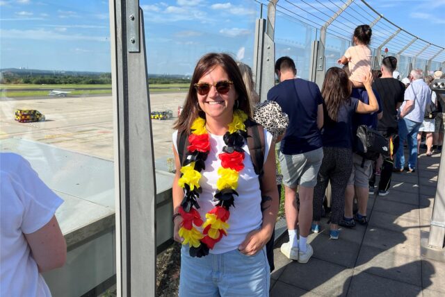 Die deutsche Nationalmannschaft ist vor dem Achtelfinale am Samstag am Flughafen Dortmund gelandet. Einige Fans kamen zur Begrüßung.