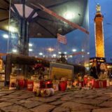 Kerzen und Blumen im November 2023 in Darmstadt zur Erinnerung an einen Obdachlosen, der dort wenige Tage zuvor getötet worden war.