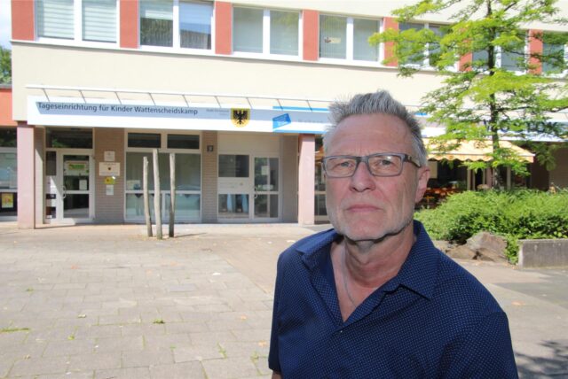 Axel Kunstmann ist Bezirksbürgermeister von Mengede. Zwei Wochen nach der Europawahl 2024 vor dem Wahllokal Wattenscheidskamp in Bodelschwingh zu stehen, schmerzt ihn doppelt – als Demokrat und als Grüner.