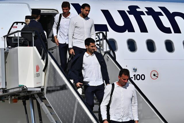 Thomas Müller, Emre Can und Ilkay Gündogan steigen aus einem Flugzeug aus.