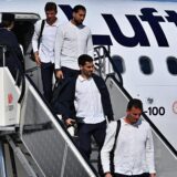 Thomas Müller, Emre Can und Ilkay Gündogan steigen aus einem Flugzeug aus.