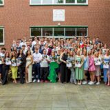 Der Abiturjahrgang 2024 des städtischen Gymnasiums Herten hat sich zum Erinnerungsfoto im Innenhof aufgestellt.