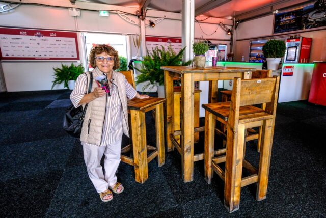 Christel Meuter steht im VIP-Zelt der Kia-Arena in Recklinghausen neben einem Stehtisch.