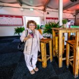 Christel Meuter steht im VIP-Zelt der Kia-Arena in Recklinghausen neben einem Stehtisch.