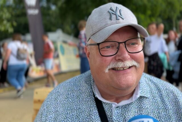 Jens scherzt: „Wir sind als Security für unsere Frauen hier.“