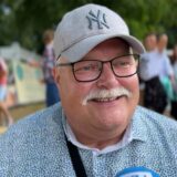 Jens scherzt: „Wir sind als Security für unsere Frauen hier.“