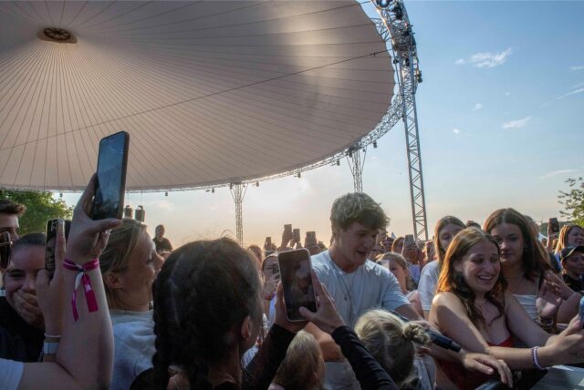 Wincent Weiss inmitten von Fans