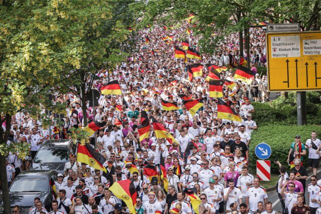 Laut Stadt sind rund 20.000 Deutschland-Fans durch Dortmund gezogen.