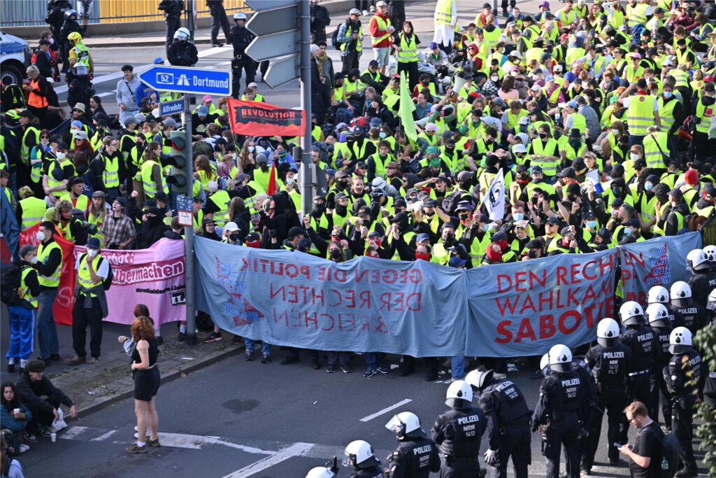 Menschen demonstrieren gegen den AfD-Parteitag in Essen. Menschen demonstrieren gegen den AfD-Parteitag in Essen.