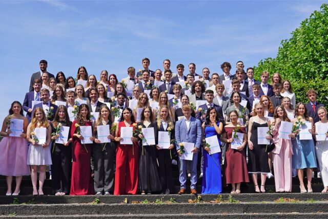 Hier sind die Abiturientinnen und Abiturienten des Adalbert-Stifter-Gymnasiums zu sehen, die ihre Abschlusszeugnisse am Samstagvormittag (29.6.) in der Europahalle überreicht bekommen haben.