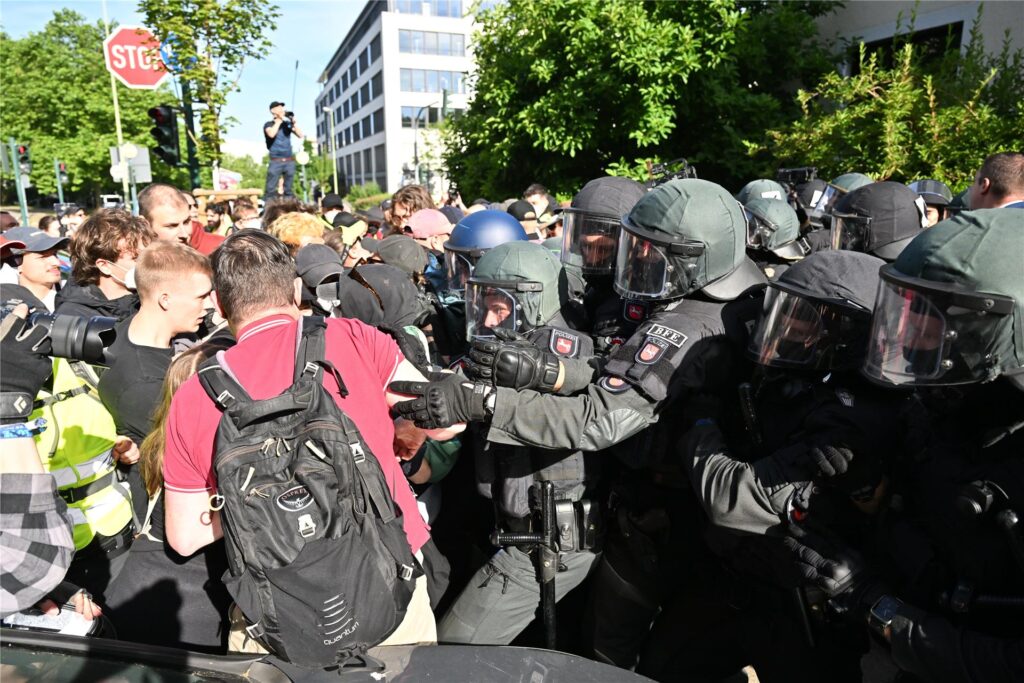 Wenige Stunden vor Beginn des AfD-Bundesparteitags hat es am Samstagmorgen einen ersten Zusammenstoß von Demonstranten mit der Polizei gegeben. Wenige Stunden vor Beginn des AfD-Bundesparteitags hat es am Samstagmorgen einen ersten Zusammenstoß von Demonstranten mit der Polizei gegeben.