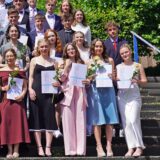Hier sind die Abiturientinnen und Abiturienten des Adalbert-Stifter-Gymnasiums zu sehen, die ihre Abschlusszeugnisse am Samstagvormittag (29.6.) in der Europahalle überreicht bekommen haben.