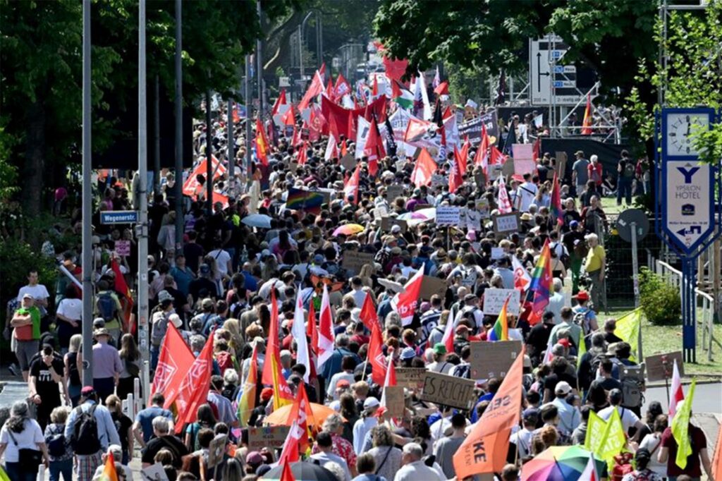 Teilnehmer eines Demonstrationszuges gegen den AfD-Bundesparteitag ziehen zur Grugahalle. Teilnehmer eines Demonstrationszuges gegen den AfD-Bundesparteitag ziehen zur Grugahalle.